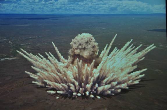 Representação da grande explosão que criou a Meteor Crater, no Arizona - Estados Unidos